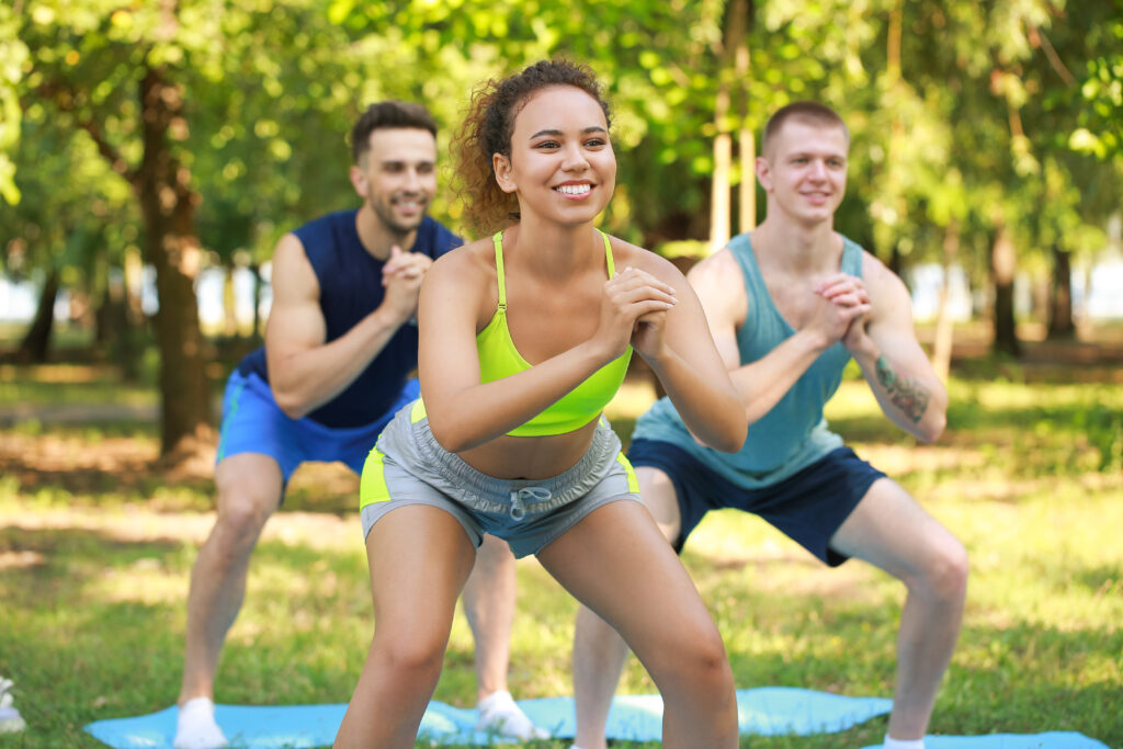Grupo de personas entrenando entrenamiento funcional certificado